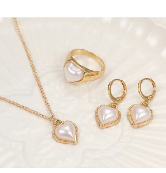 Ensemble chaine et boucle d’oreille avec bague cœur blanc