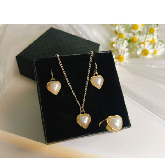 Ensemble chaine et boucle d’oreille avec bague cœur blanc